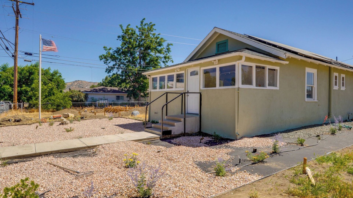 Tehachapi House | Walk to Dtwn Tehachapi: Updated Getaway w/Yard!