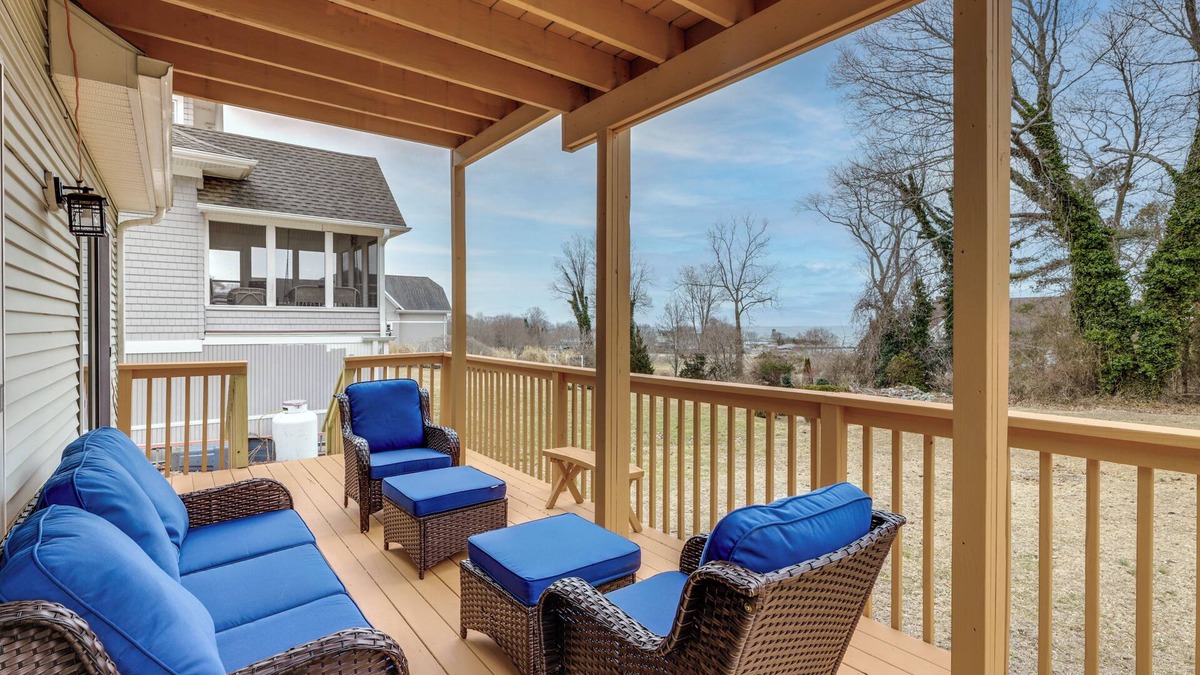 Groton Apartment | Walk to Eastern Point Beach: Apt w/Water View!