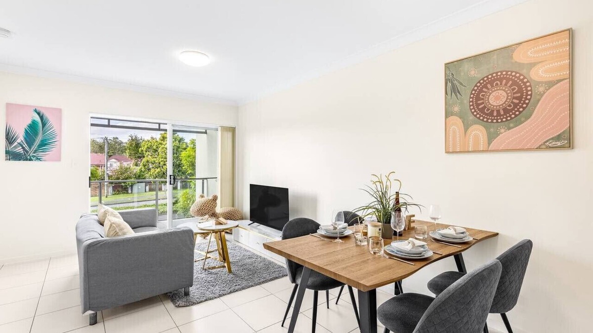 Springwood Apartment | Walk to everything! Modern 2Beds Apt w/EasyAccess
