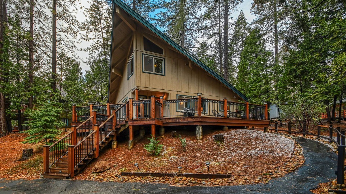 Arnold Cabin | WALK TO FLY-IN LAKE, ACCESS TO GOLF + SNOWFLAKE LODGE