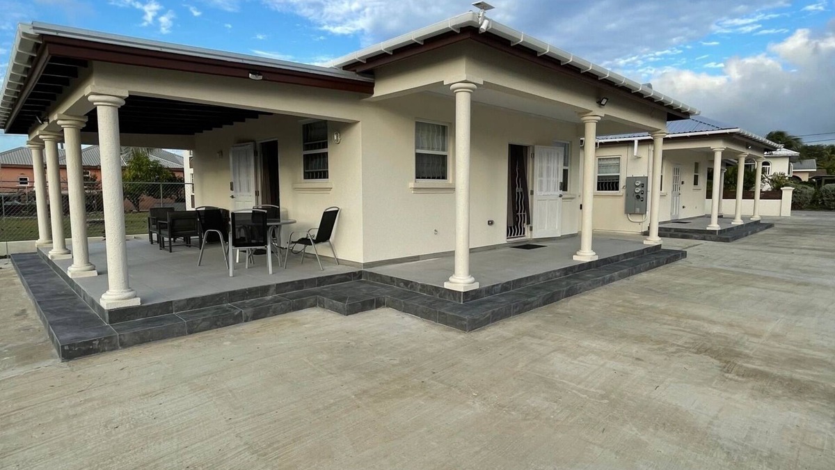 Atlantic Shores Cottage | Walk to Freights Bay surfing & Miami Beach! Perfect for remote workers.
