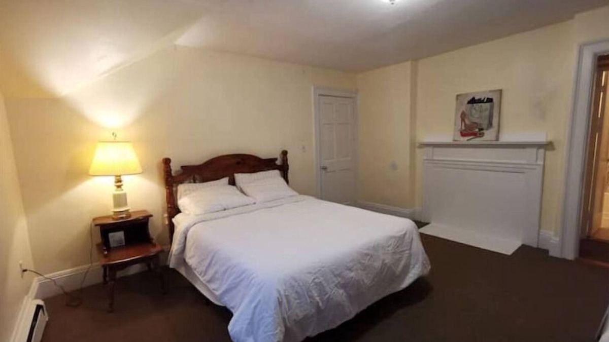 Framingham Apartment | Walk to FSU, shopping center, separate entrancenn