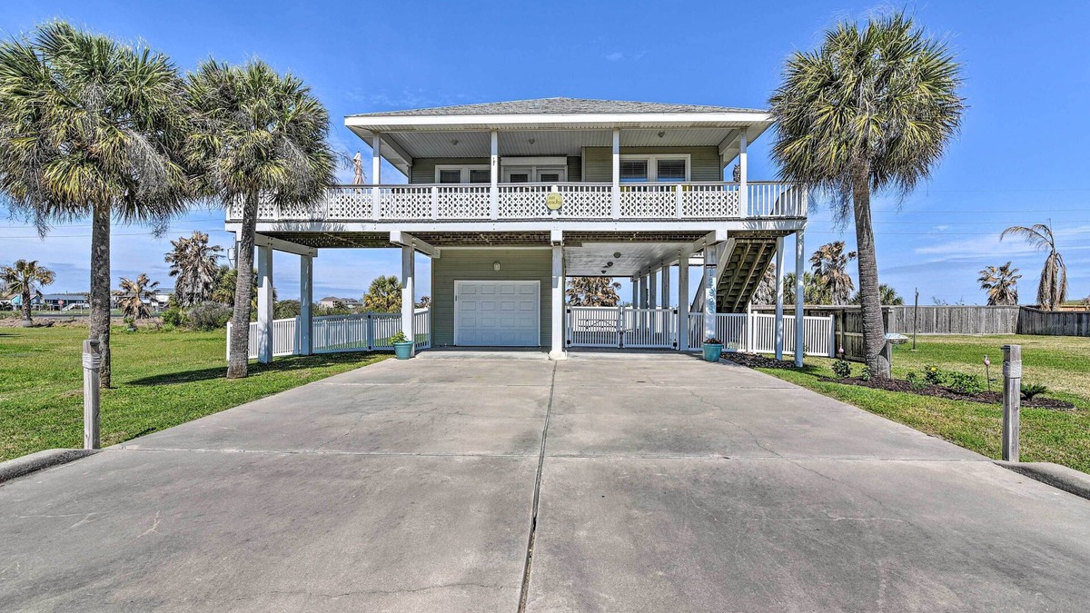 Pirates Beach House | Walk to Galveston Beach: Pet-Friendly Home