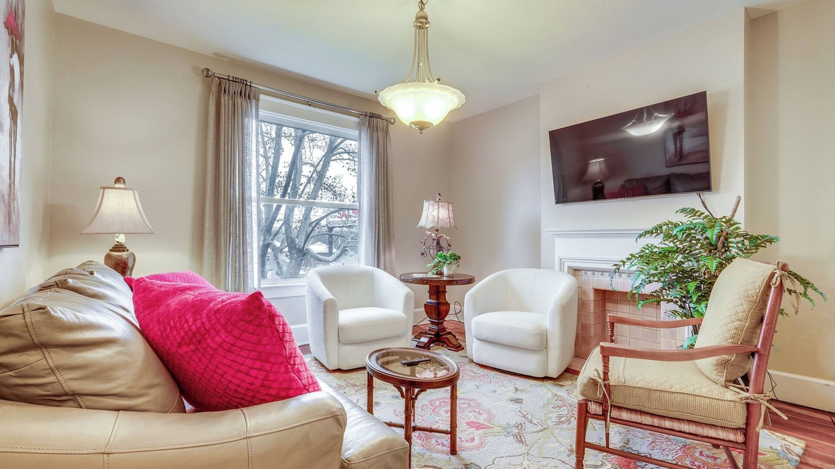 Zanesville Apartment | Walk to Garden & Restaurants: Zanesville Apartment