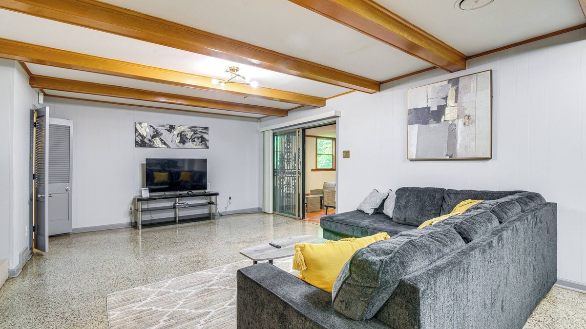 Whitehaven House | Walk to Graceland: Spacious Memphis Home!