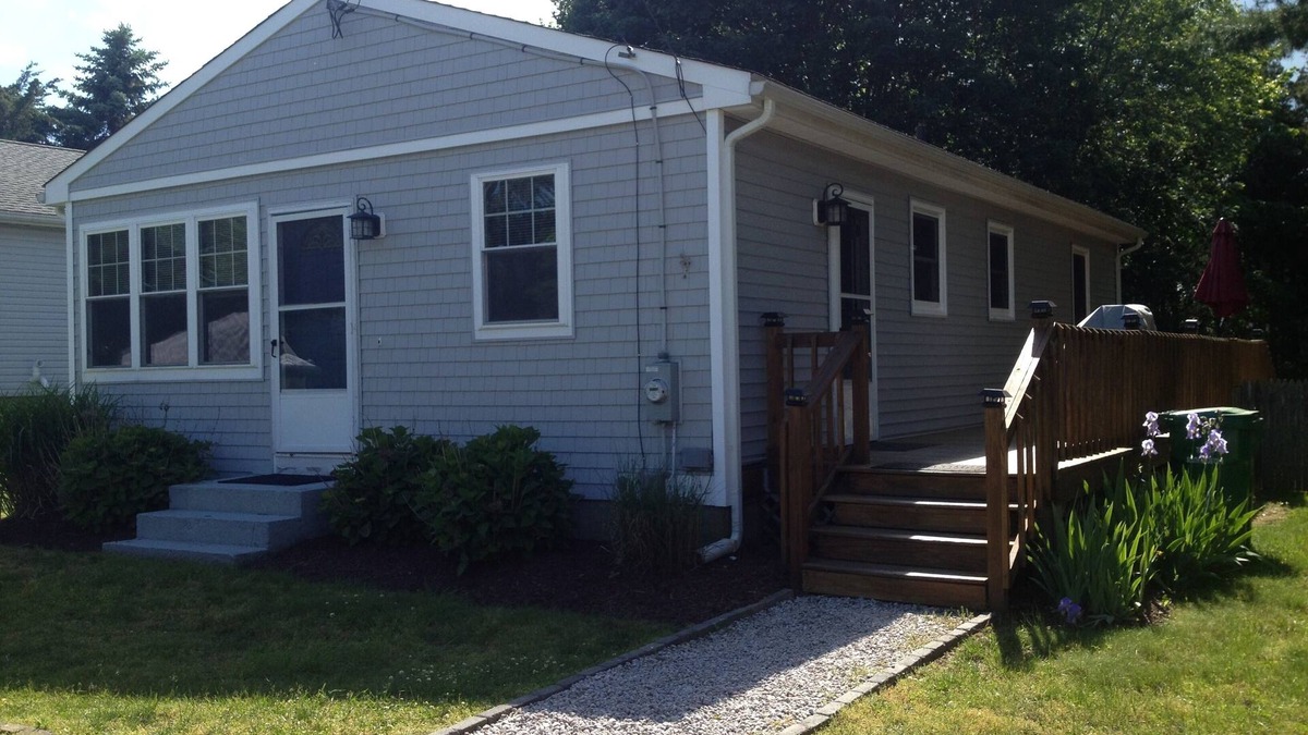Kenyon Cottage | Walk to Greenhill Pond from this three bedroom charming ranch. Includes assoca