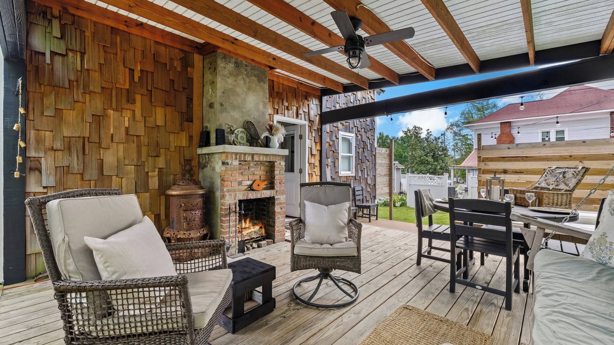 Bell Buckle Cottage | Walk to Historic Downtown Bell Buckle~Webb~Hot Tub~Fireplace~Tiny Home