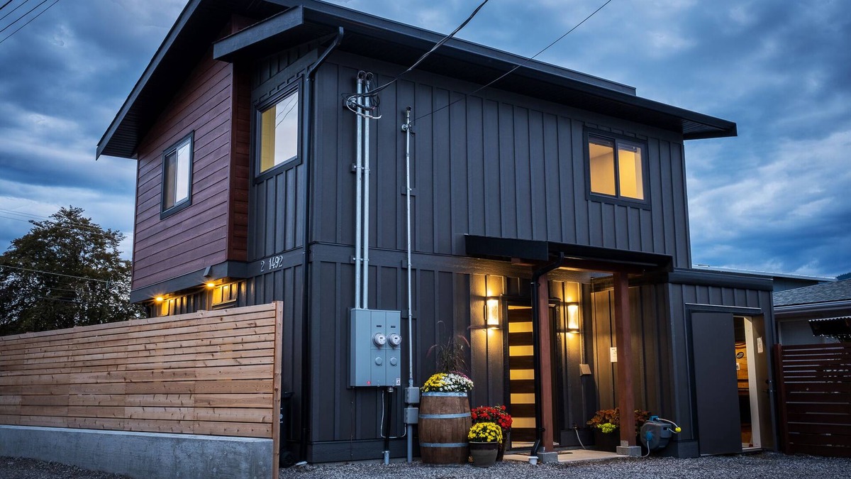 Okanagan-Similkameen House | Walk to hospital! Custom built 2 bedroom/3 bath perfect home away from home