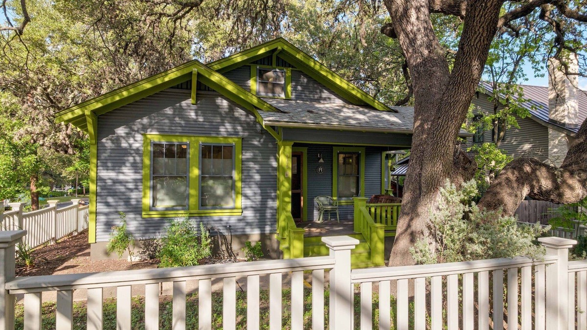 Bouldin House | * Walk to it all ~ Adorable Historic Bungalow *