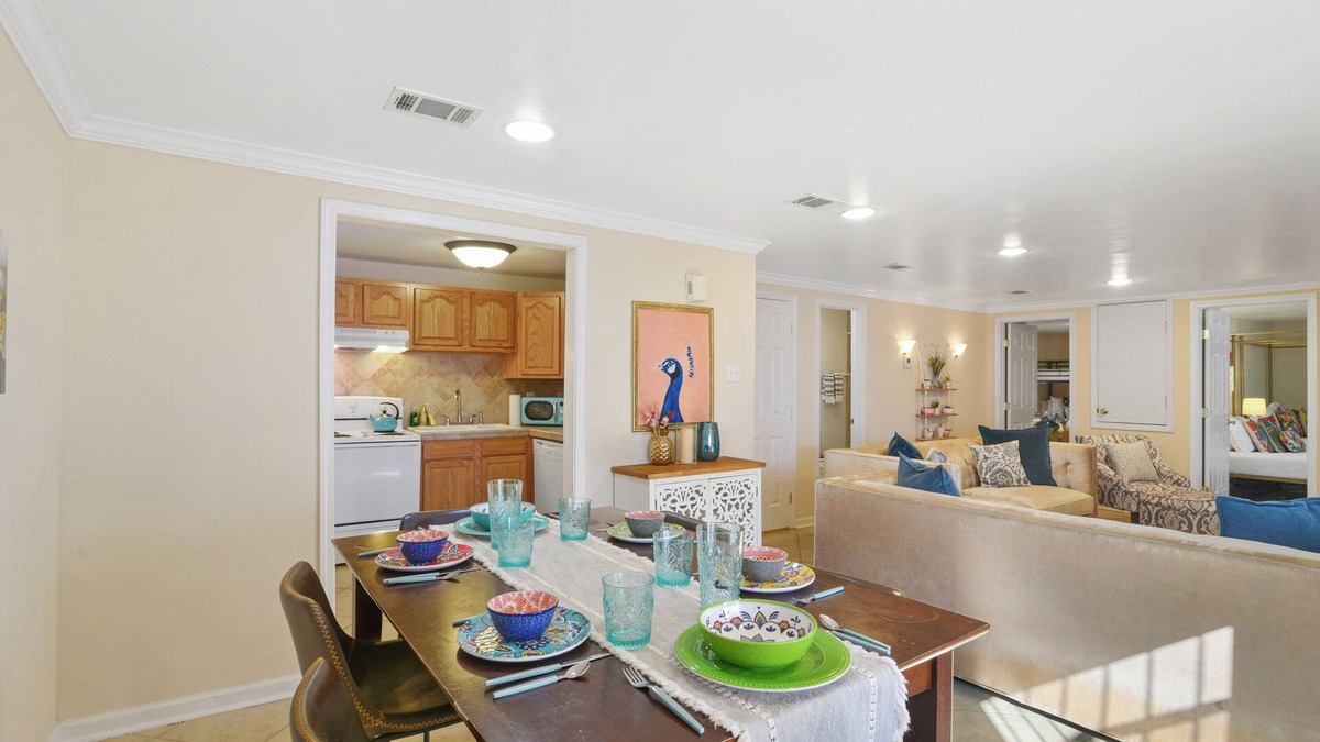 Seventh Ward House | Walk to Jazz Fest- 5 beds, Private Patio, Parking, Grill, King Suite w/TV