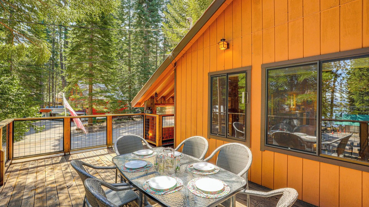 Prattville Cabin | Walk to Lake Almanor: Prattville Cabin w/2 Decks!