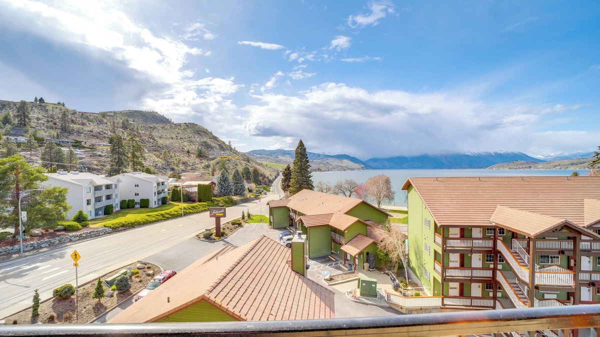 Chelan Apartment | Walk to Lake Chelan: Top-level Waterfront Condo