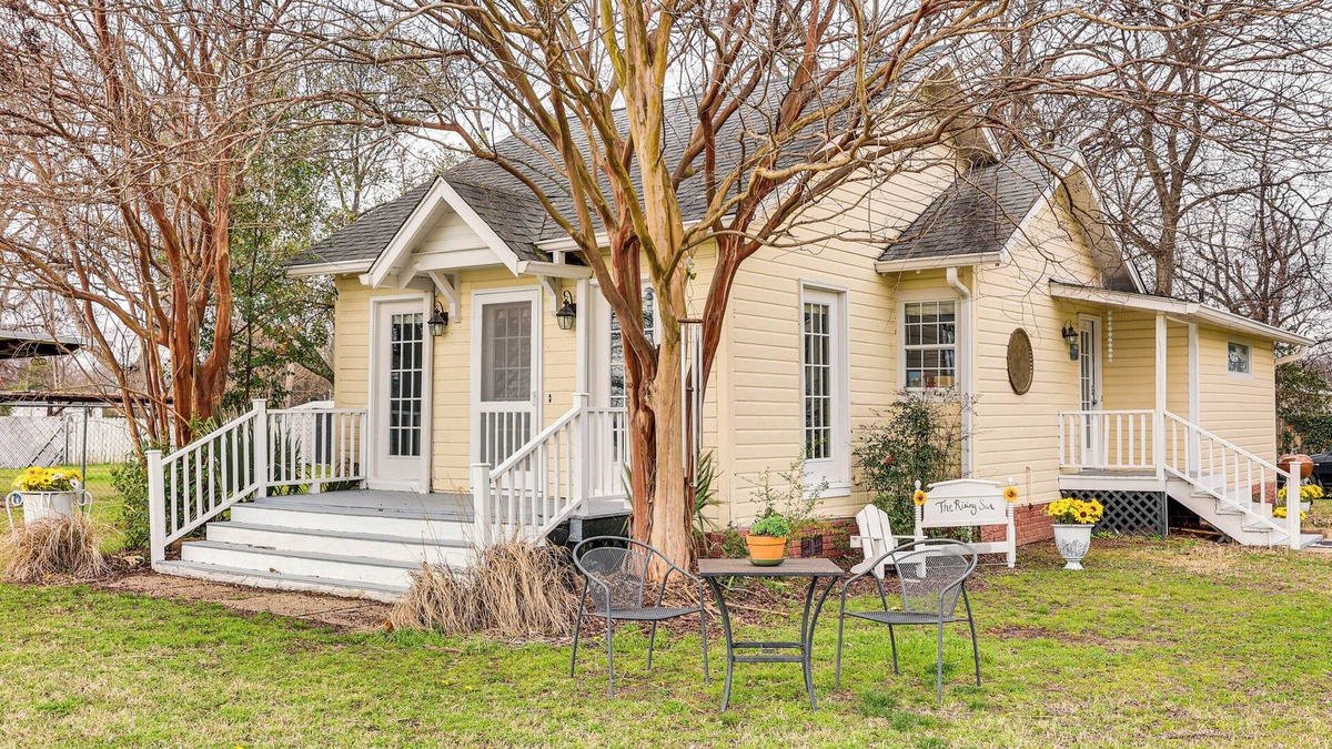 Lake Village Cottage | Walk to Lake Chicot: Cottage w/Yard & Views!