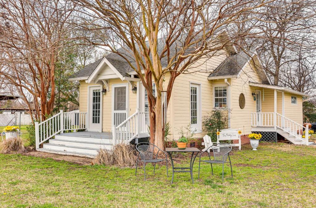 Lake Village House | Walk to Lake Chicot Cottage with Yard and Views!