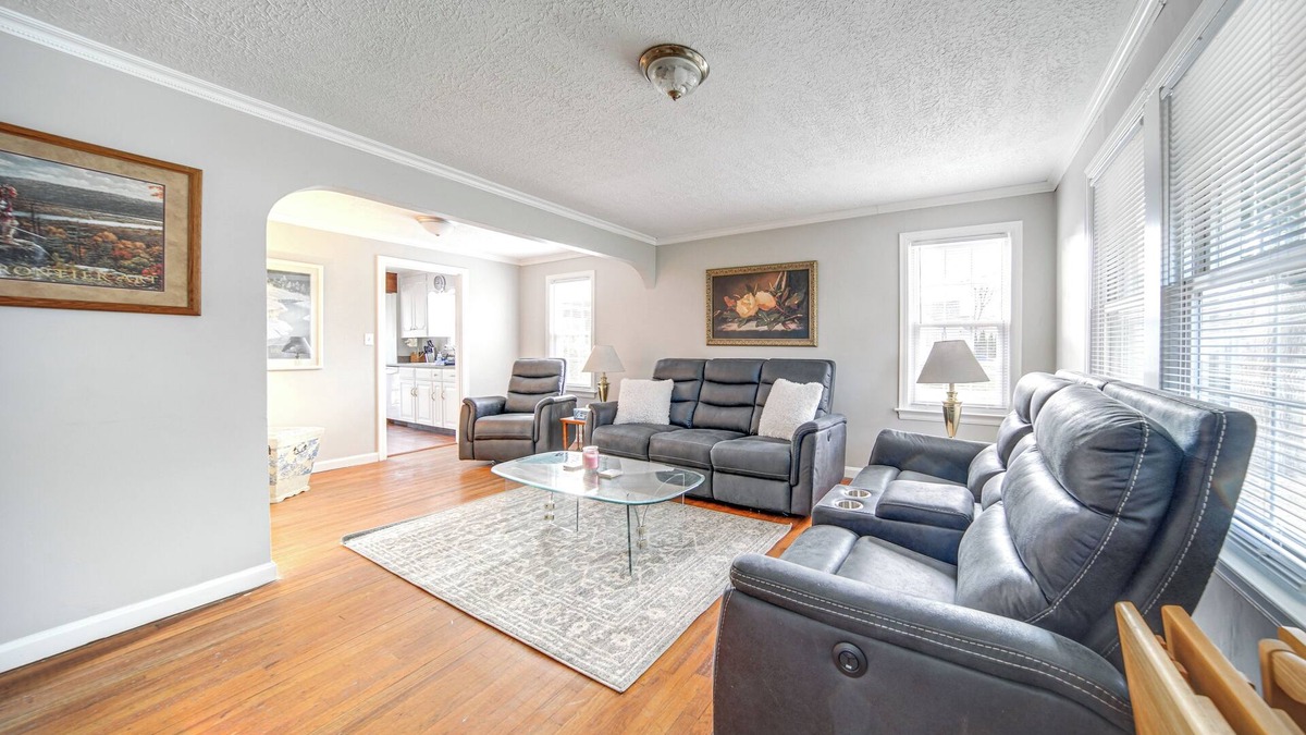 Erie House | Walk to Lake Erie & Beach Access: Home w/Deck!