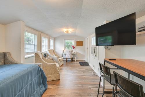 Dixieland Apartment | Walk to Lake Hunter Cozy Pet-Friendly Studio!