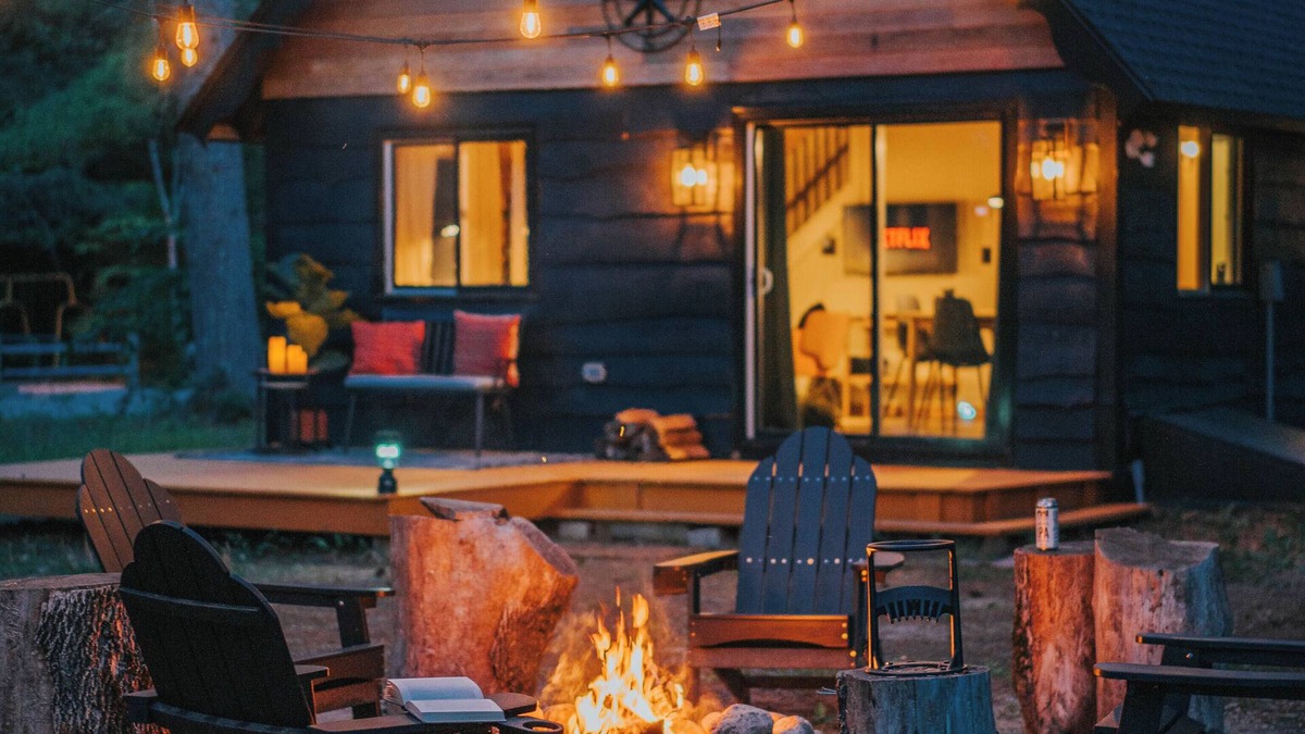 Chocorua Ski and Beach Cabin | Walk to lake~ kayak~campfire~picklelball. Plus ideal base for Wht Mtn Adventure!