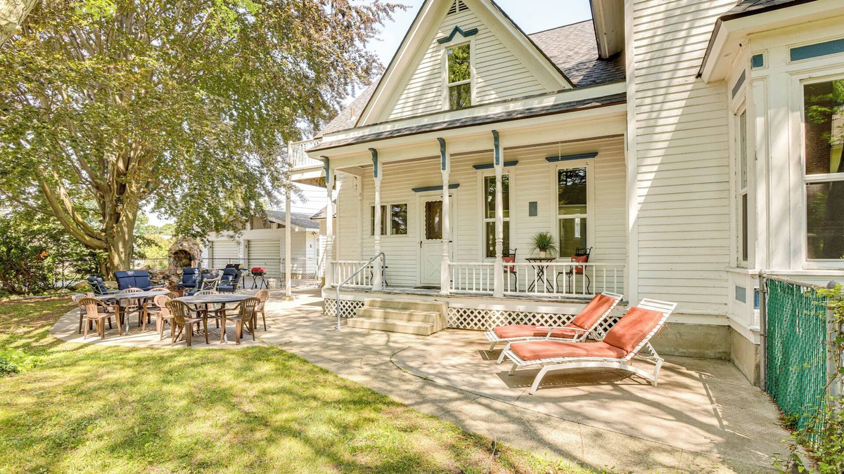 Ludington Cottage | Walk to Lake Michigan & Dtwn: ‘Coastal Grand'