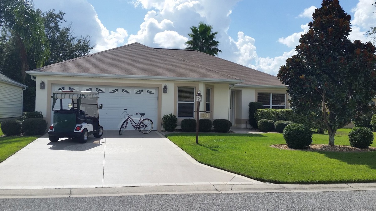 Virginia Trace House | Walk to Lake Sumter Landing! Golf cart included!