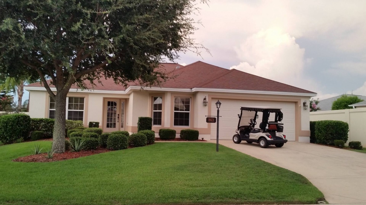 Virginia Trace House | Walk to Lake Sumter Landing! Golf cart included!
