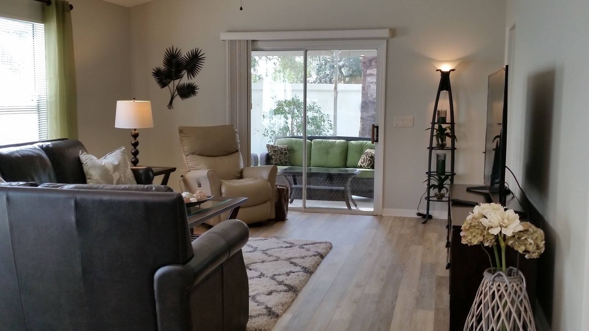 Virginia Trace House | Walk to Lake Sumter Landing! Golf cart included!