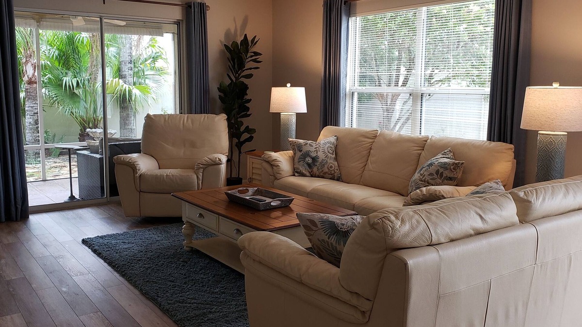 Virginia Trace House | Walk to Lake Sumter Landing! Golf cart included!