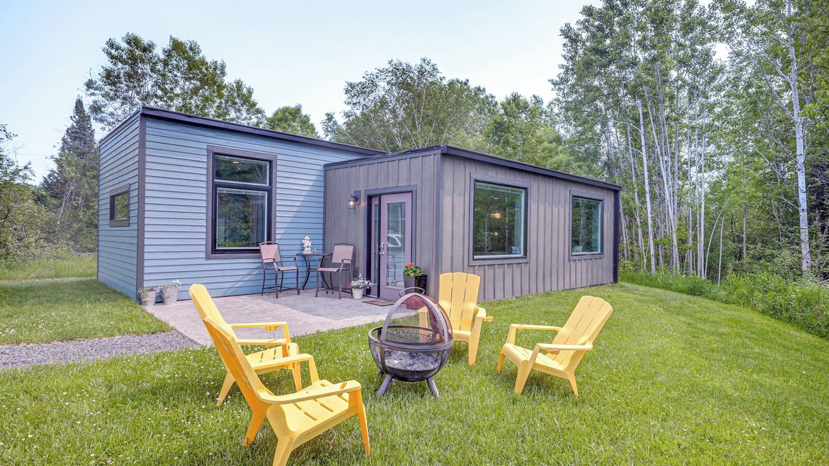 Cornucopia House | Walk to Lake Superior & Beach: Modern Retreat