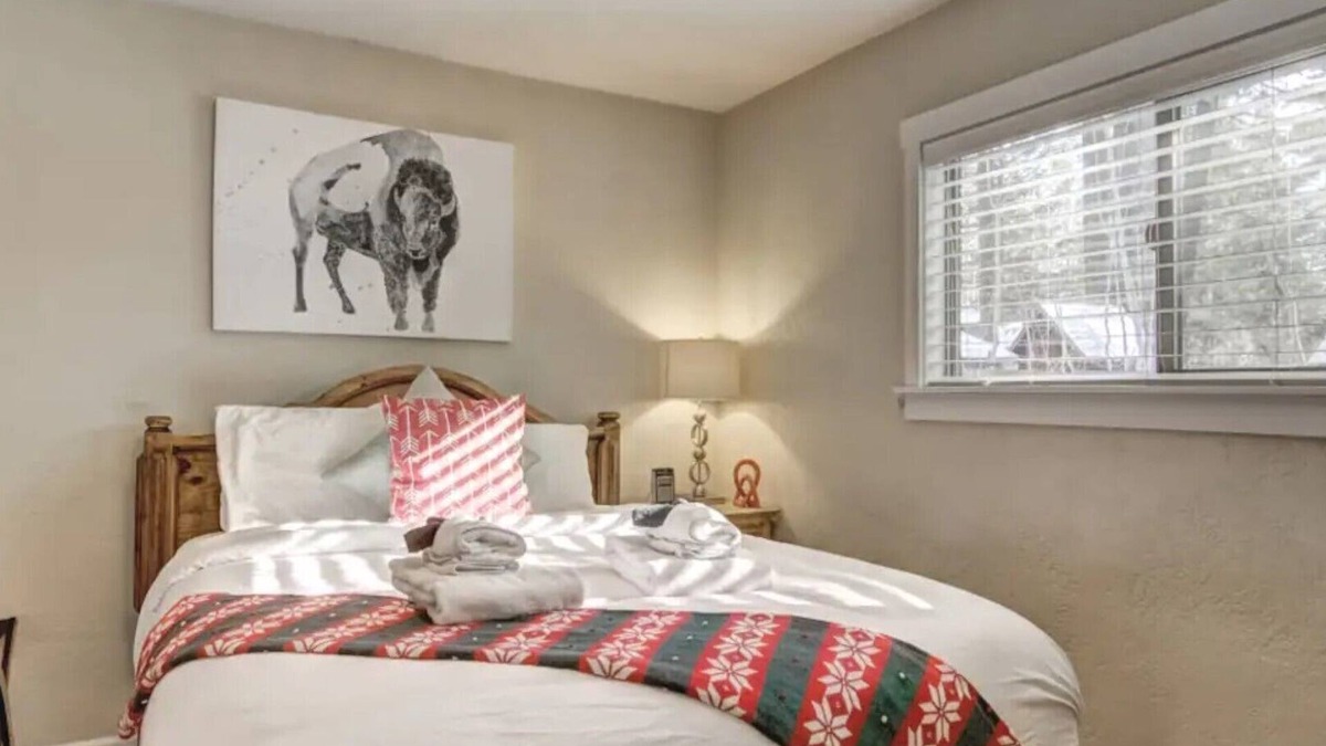 Bijou Park House | Walk to Lake Tahoe & shopping/Dining Chic Basecamp