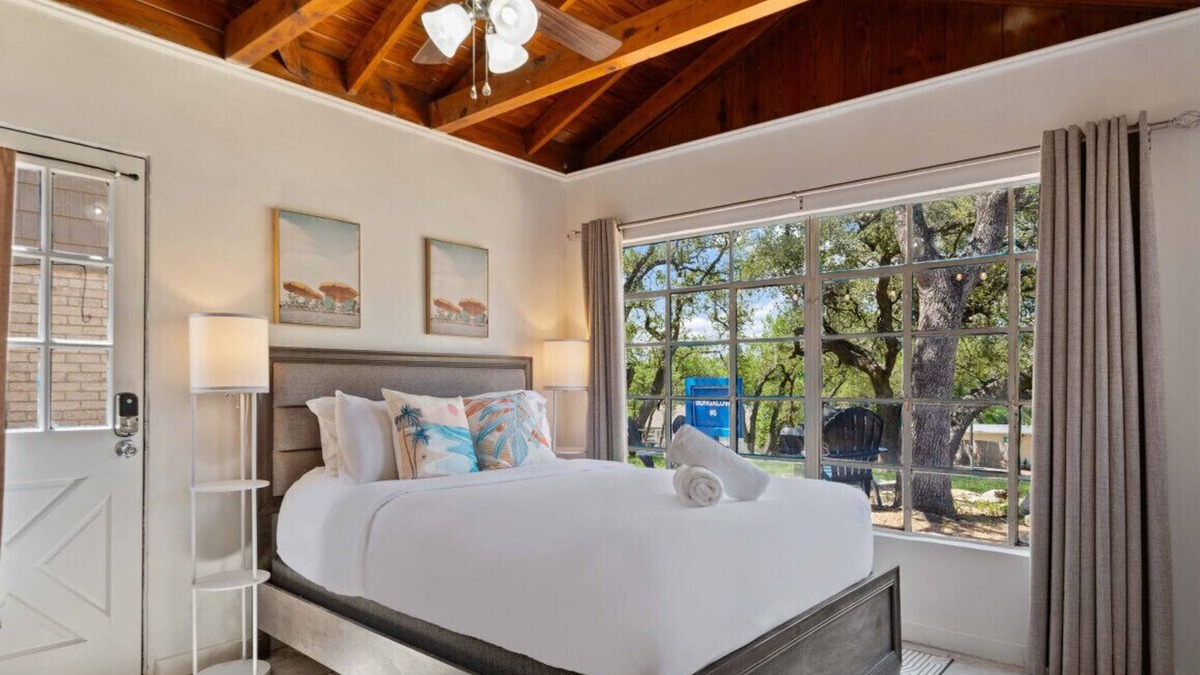 Volente Cabin | Walk to Lake Travis| Lakefront Waterpark│Bright Studio for 2│Firepit & Patio
