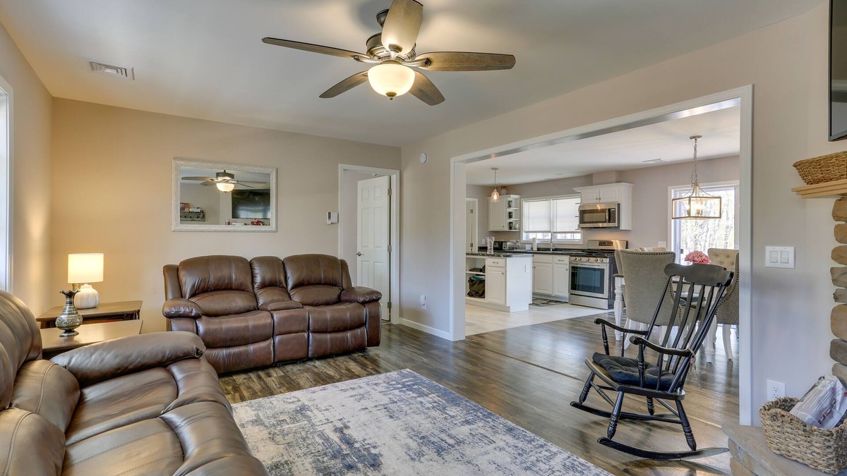 Wallenpaupauk Lake Estates House | Walk to Lake Wallenpaupack: Poconos Vacation Home