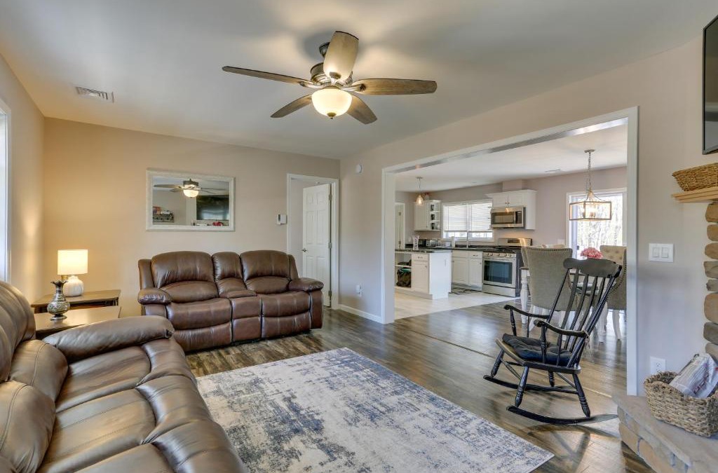 Wallenpaupauk Lake Estates House | Walk to Lake Wallenpaupack Poconos Vacation Home