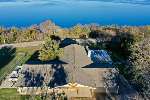Lake Whitney House | Walk to Lake Whitney Fire Pit BBQ Grill King Bed