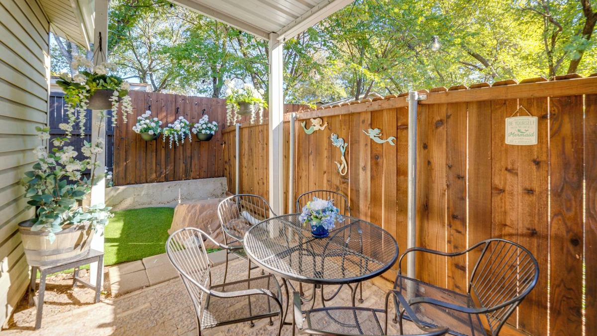 Lake Dallas Cottage | Walk to Lewisville Lake: Pet-Friendly Texas Abode!