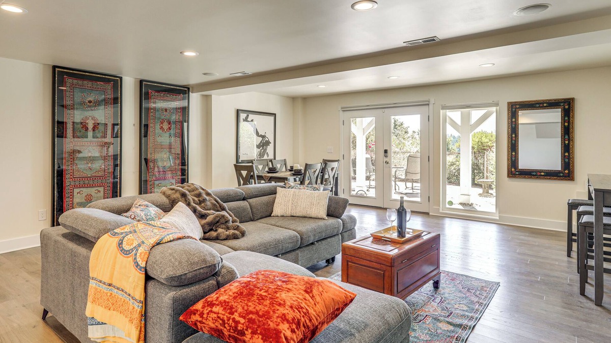 Fauntleroy Apartment | Walk to Lincoln Park: Charming Couples Getaway