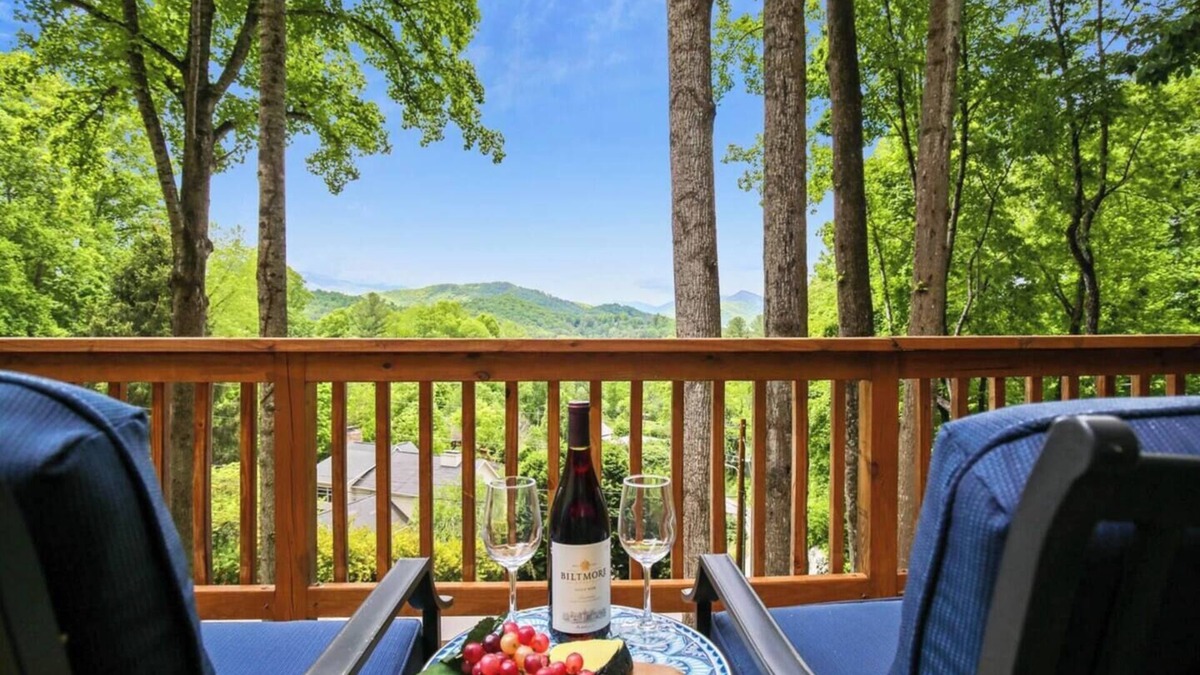 Burnsville Ski Chalet | WALK TO MAIN ST., Pets OK, Close to Shops, Hiking, 30 min to Hatley Pointe