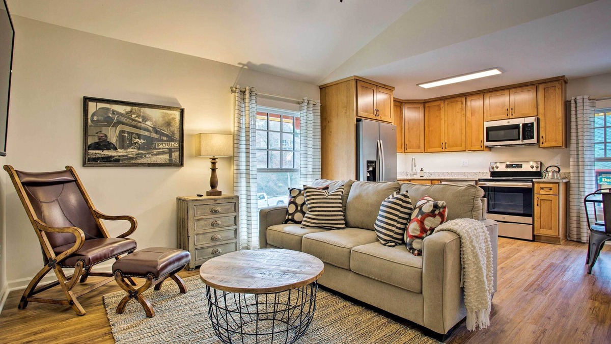 Saluda Apartment | Walk to Main Street Eats: Remodeled Saluda Apt