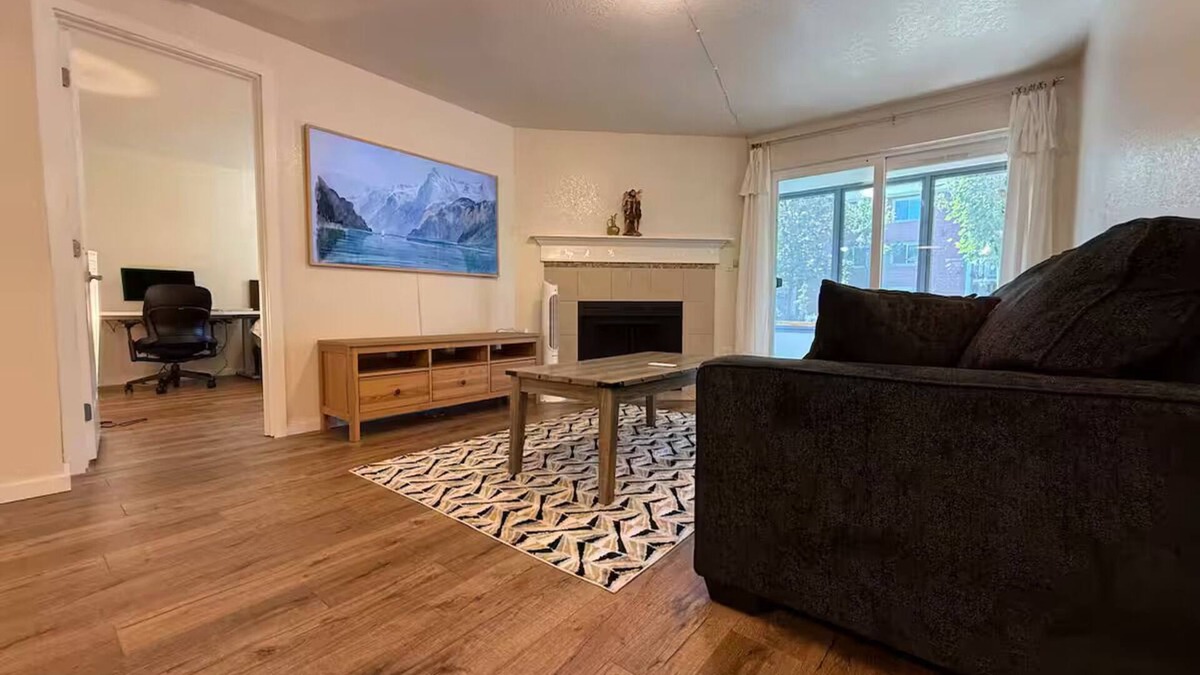 Factoria Condo | Walk to Mall 1BR/1BA + King Bed + Pro WFH Setup