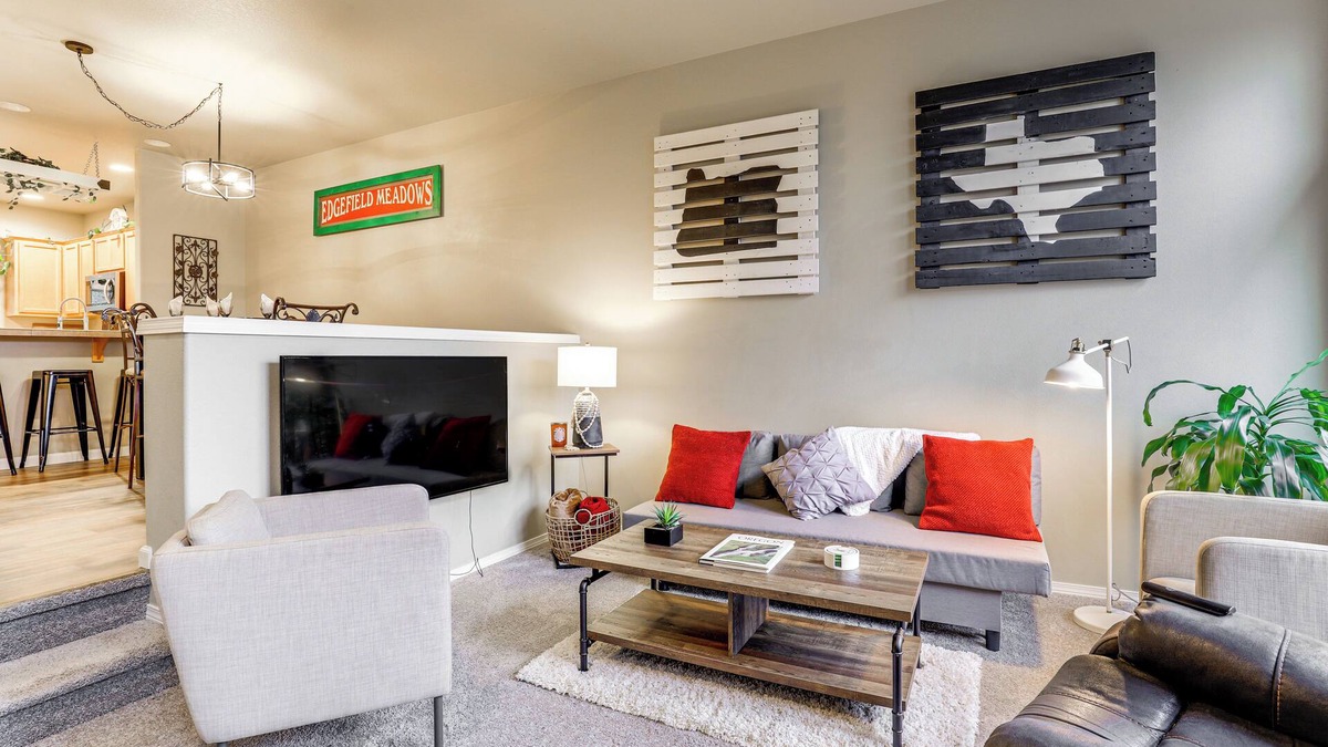 Troutdale House | Walk to McMenamins Edgefield: Inviting Townhome!