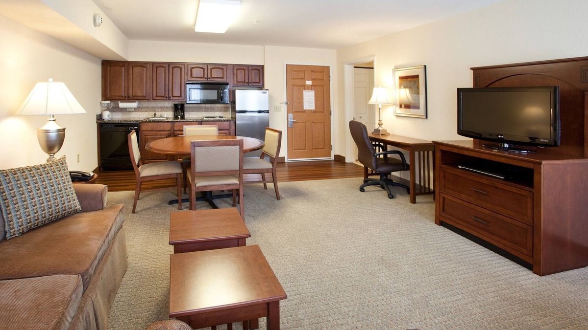 Great Falls Condo | Walk to Missouri River. Free Breakfast. Indoor Pool & Hot Tub. Great for Groups.