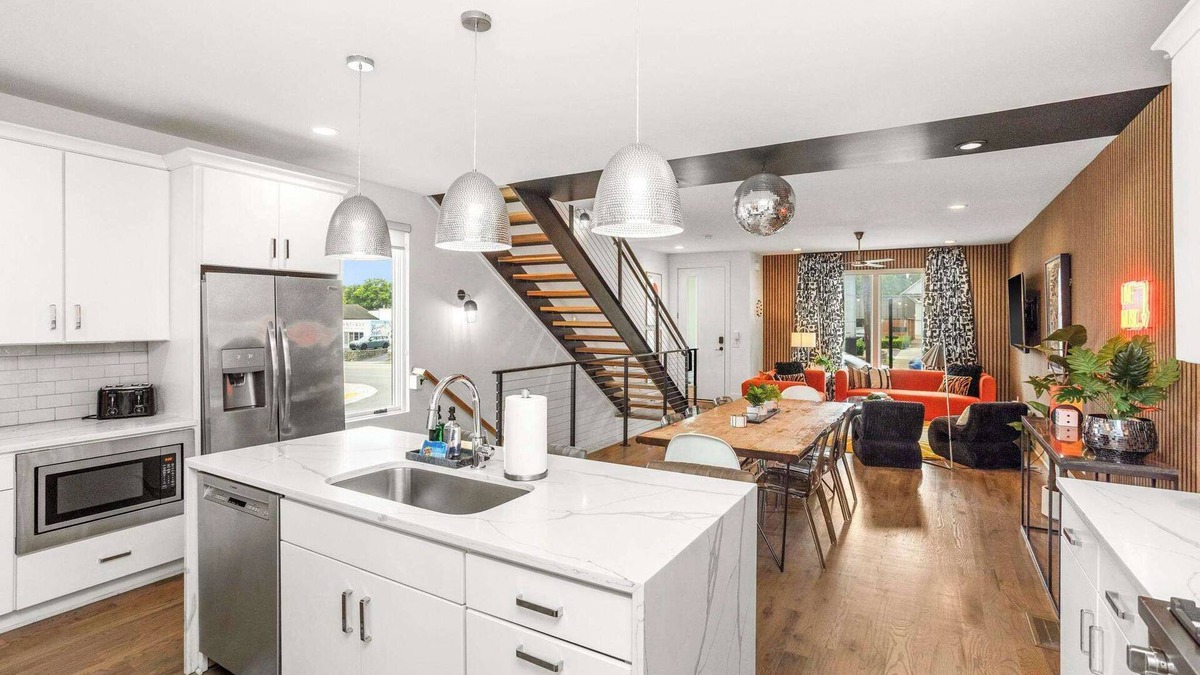 Eighth Avenue House | Walk to Music, Food, Comedy - VIBE at 8th & Argyle