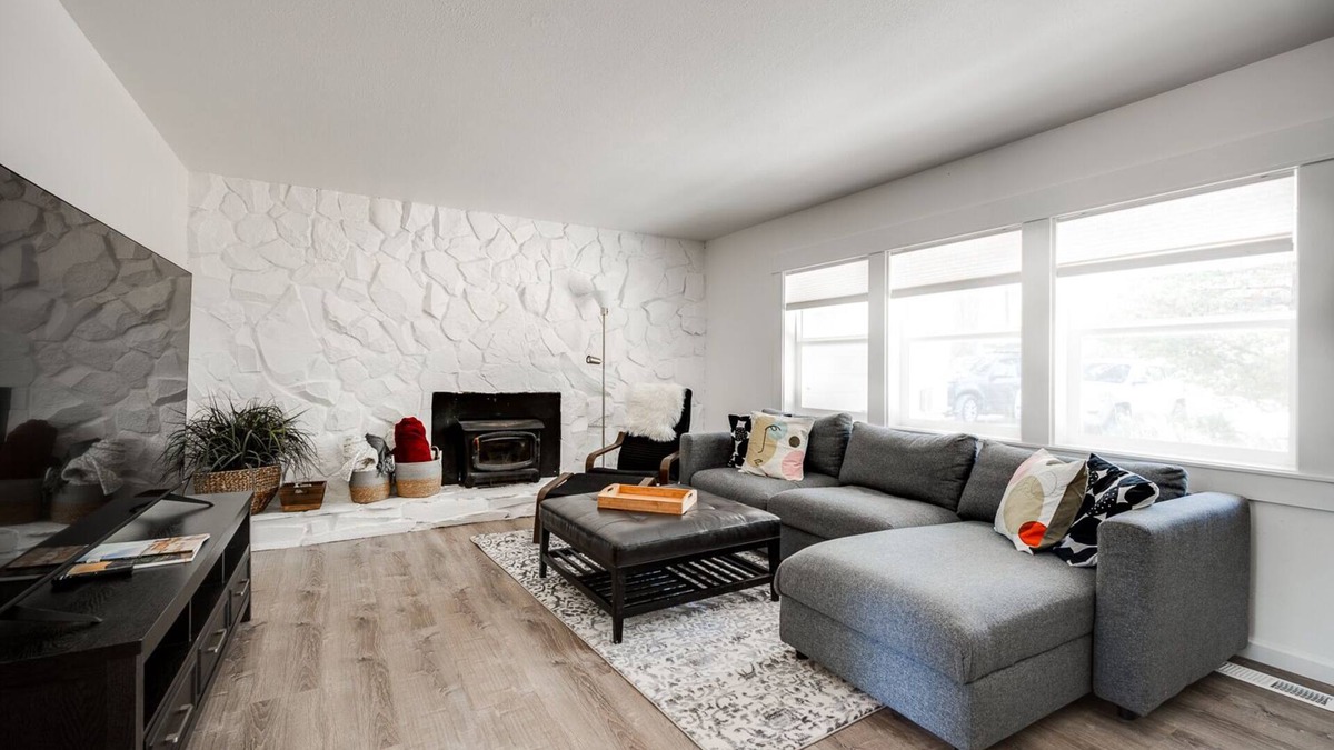 Larkspur House | Walk to Old Mill- Remodeled cozy house to get away