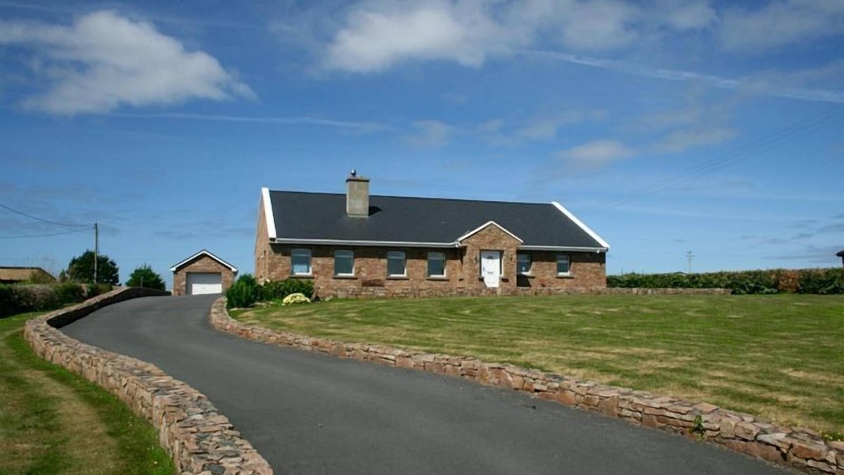 Claddaghduff Apartment | Walk to Omey beach & the village
