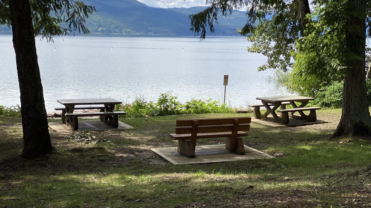 Magna bay House | Walk to one of the BEST Shuswap beaches!