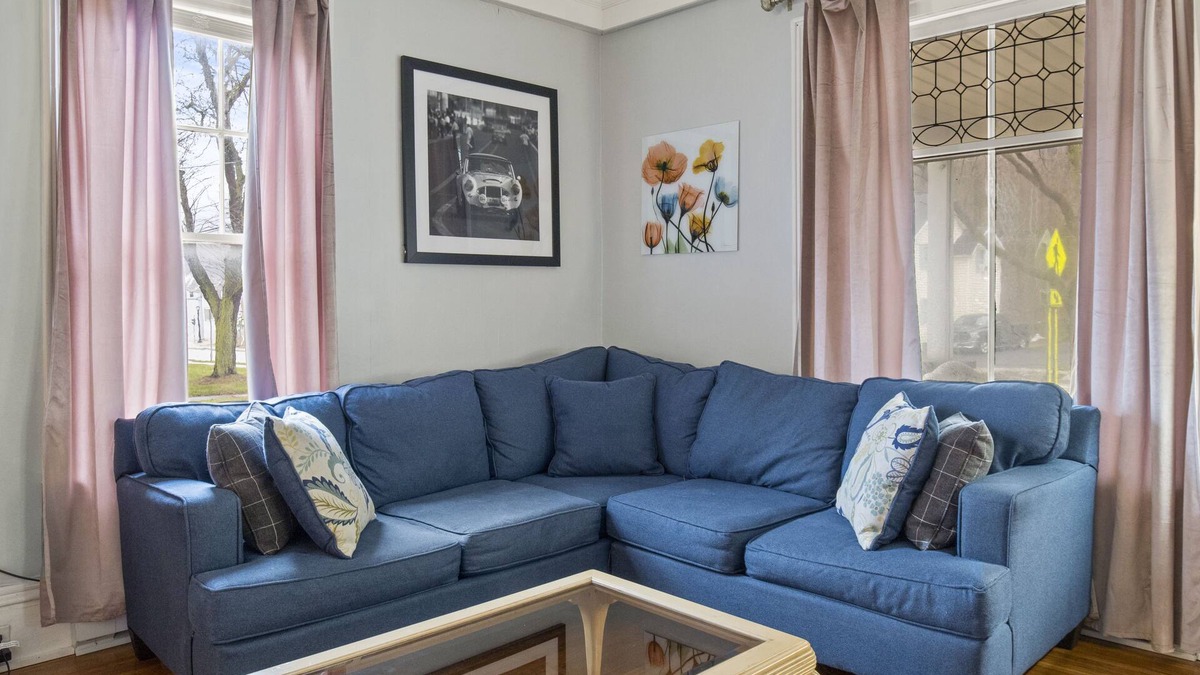 Watkins Glen House | Walk to park & restaurants.!