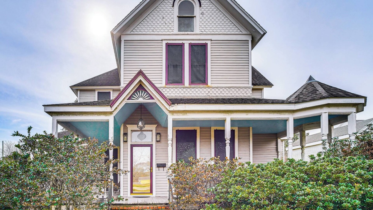 Jeanerette House | Walk to Parks & Cafes: Historic Jeanerette Home