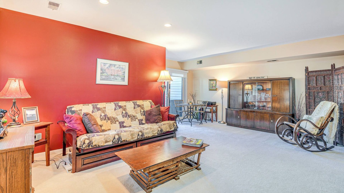 Fort Belvoir Condo | Walk to Parks & Dining: Quaint Alexandria Condo!