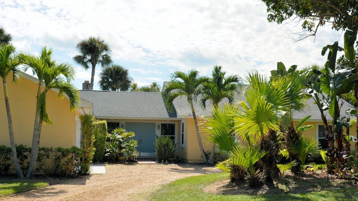 South Beach House | Walk to private beach Heated pool Kayaks bikes quiet tropical back yard