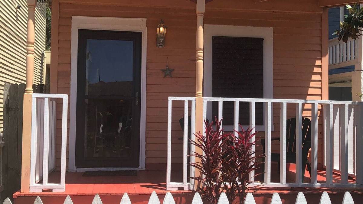 San Jacinto House | Walk to restaurants/bars. 3 Blocks from Seawall. Free Beach Pass/Umbrela/Chairs