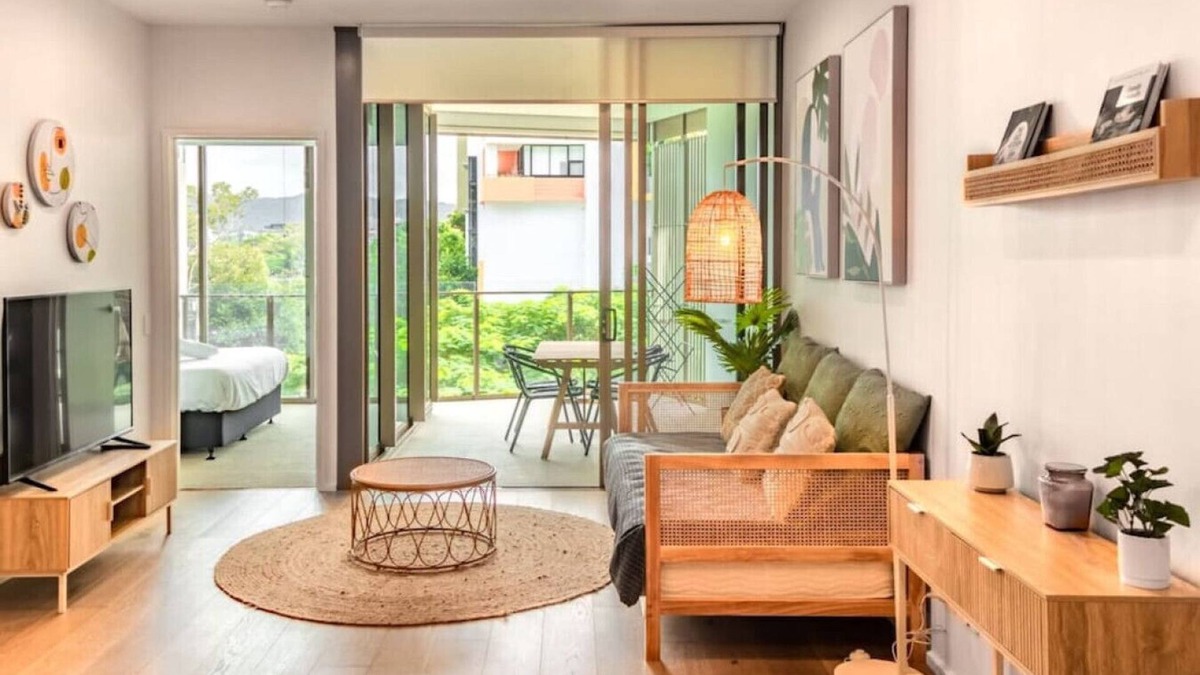West End Apartment | Walk to River, Cute Designer 2BR Apt in West End