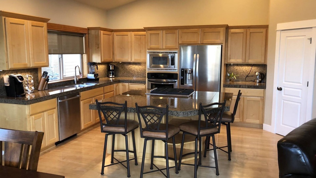Westbrook Meadows House | Walk to river, trails, pubs! Great house best location by hiking, biking, SUPing